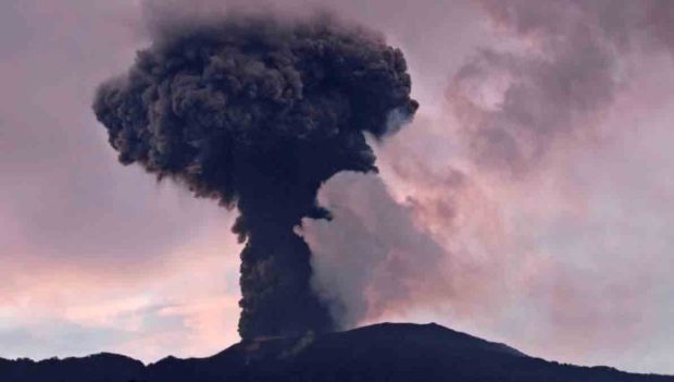 erupciona volcán de Indonesia