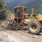 maquinaria de la ABC realiza limpieza de un tramo carretero