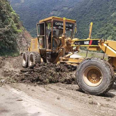 maquinaria de la ABC realiza limpieza de un tramo carretero