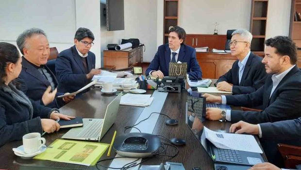 reunión del autoridades bolivianas con miembros de la cooperación surcoreana