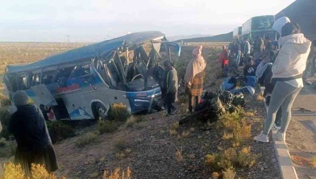 el bus que se volcó en la ruta Oruro-Potosí