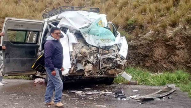 así quedó el minibús tras la violenta colisión