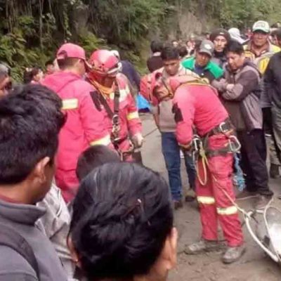 personal de Bomberos en el lugar del accidente