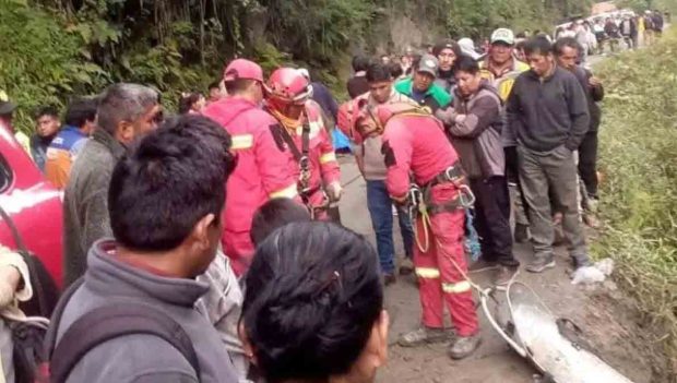 personal de Bomberos en el lugar del accidente