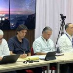 autoridades de Gobierno en las negociaciones con dirigentes del transporte pesado cruceño