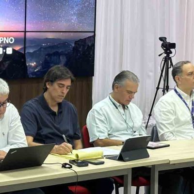autoridades de Gobierno en las negociaciones con dirigentes del transporte pesado cruceño