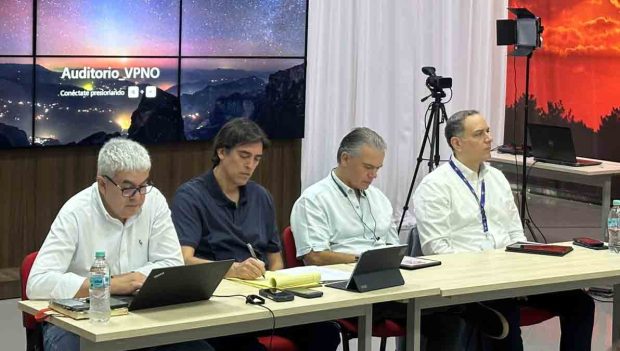 autoridades de Gobierno en las negociaciones con dirigentes del transporte pesado cruceño