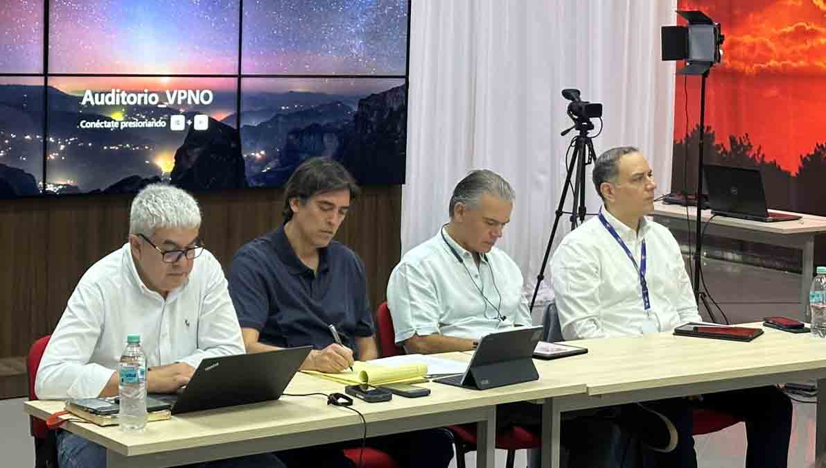 autoridades de Gobierno en las negociaciones con dirigentes del transporte pesado cruceño