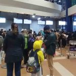 pasajeros hacen fila en el aeropuerto de Cochabamba
