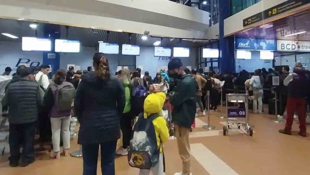 pasajeros hacen fila en el aeropuerto de Cochabamba
