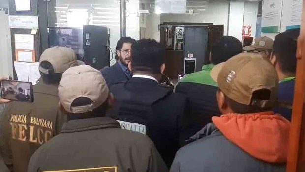 personal de la Fiscalía y la Felcc allanan las oficinas de la ANH en La Paz