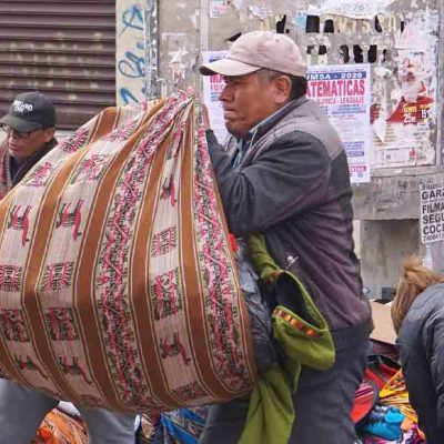 artesanos recogen lo poco que pudieron rescatar del incendio