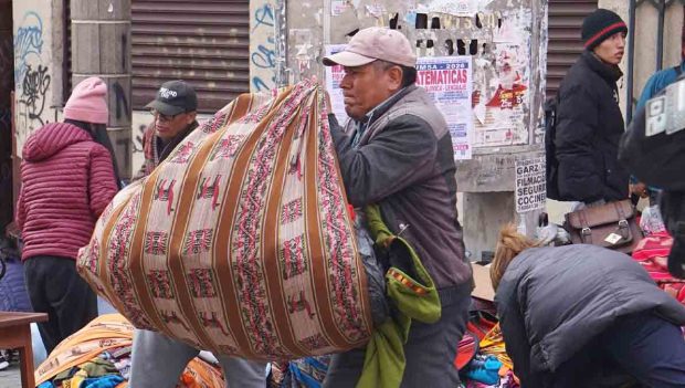 artesanos recogen lo poco que pudieron rescatar del incendio