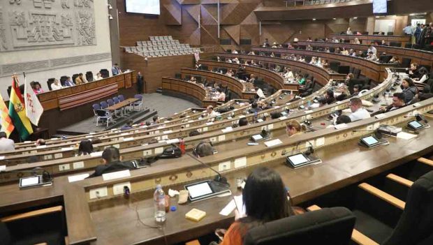 sesión de la Asamblea donde se eligió a los nuevos vocales del TSE