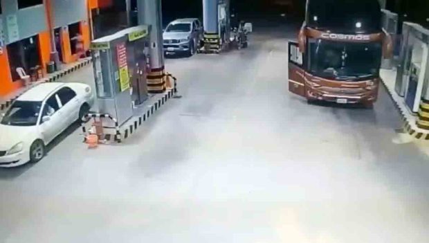 atraco a estación de servicio en Santa Cruz