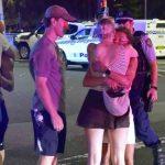 familiares de las víctimas se abrazan tras el ataque terrorista en Australia