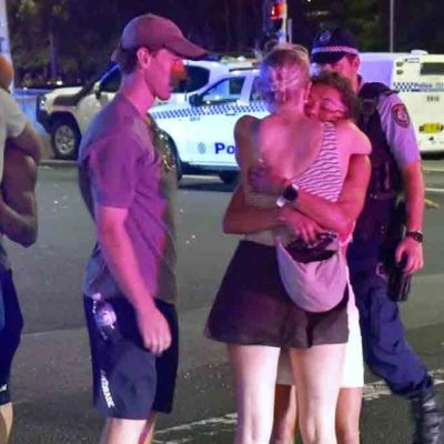 familiares de las víctimas se abrazan tras el ataque terrorista en Australia