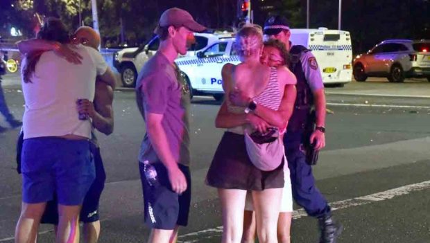 familiares de las víctimas se abrazan tras el ataque terrorista en Australia