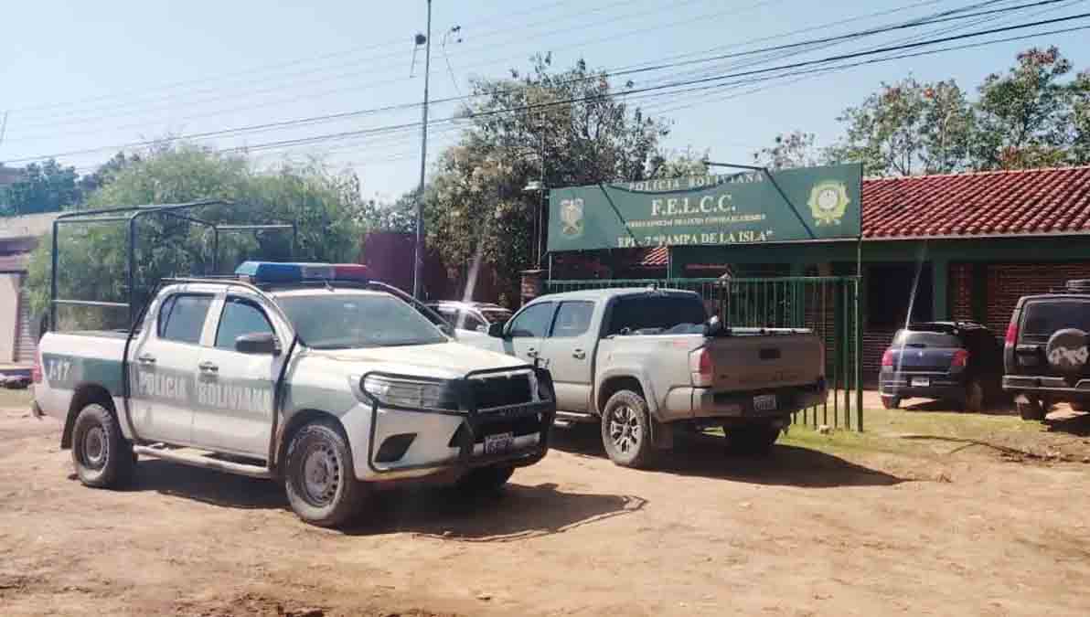 una patrulla policial en la Felcc de la Pampa de la Isla