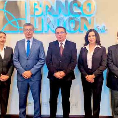 el ministro Gabriel Espinoza junto a los nuevos miembros del Directorio del Banco Unión