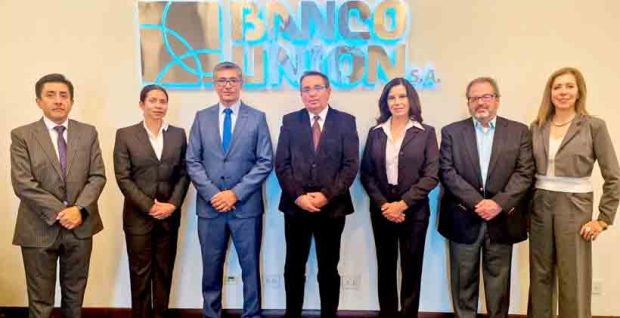 el ministro Gabriel Espinoza junto a los nuevos miembros del Directorio del Banco Unión