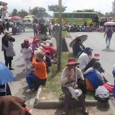 pobladore3s de Quillacollo en el punto de bloqueo