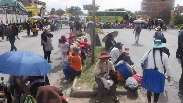 pobladore3s de Quillacollo en el punto de bloqueo