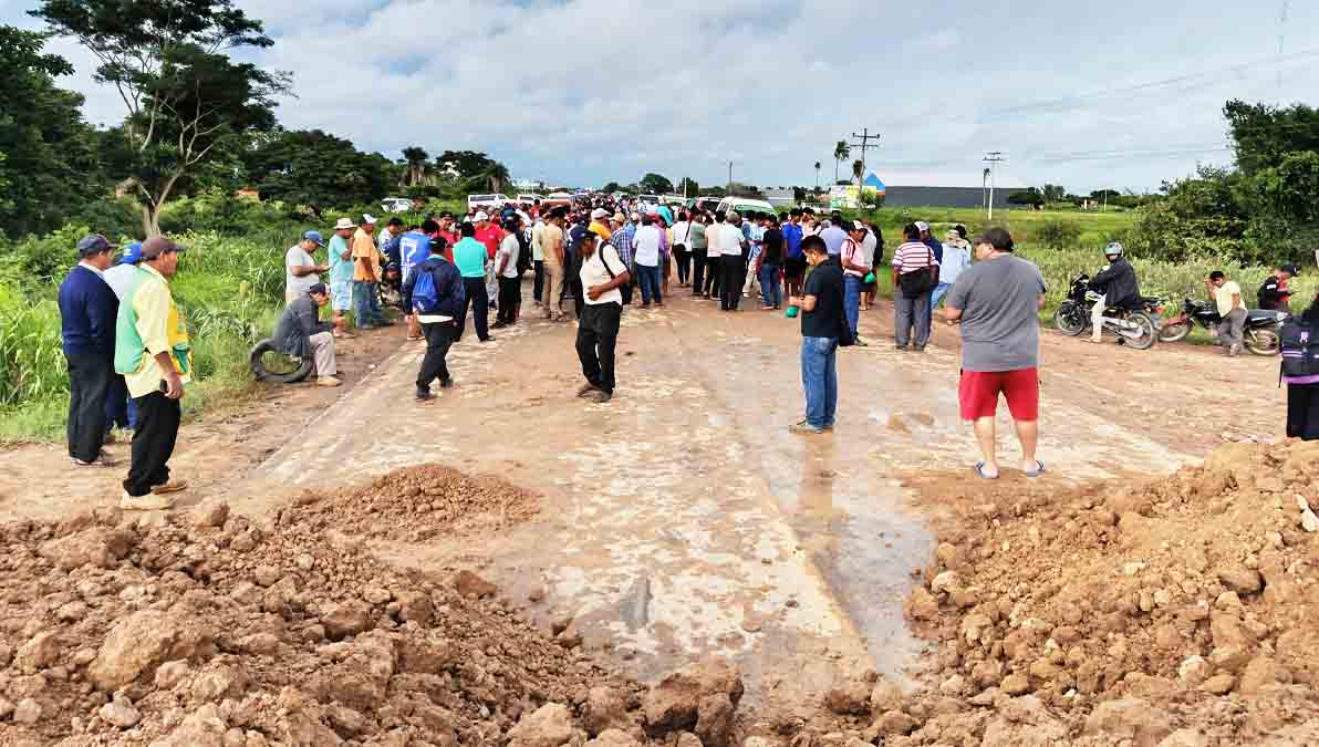 uno de los 16 puntos de bloqueo que se registran en carreteras de Bolivia