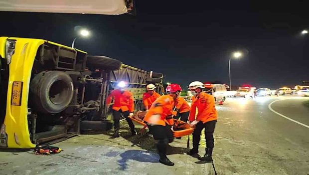 choque en Indonesia deja 16 muertos