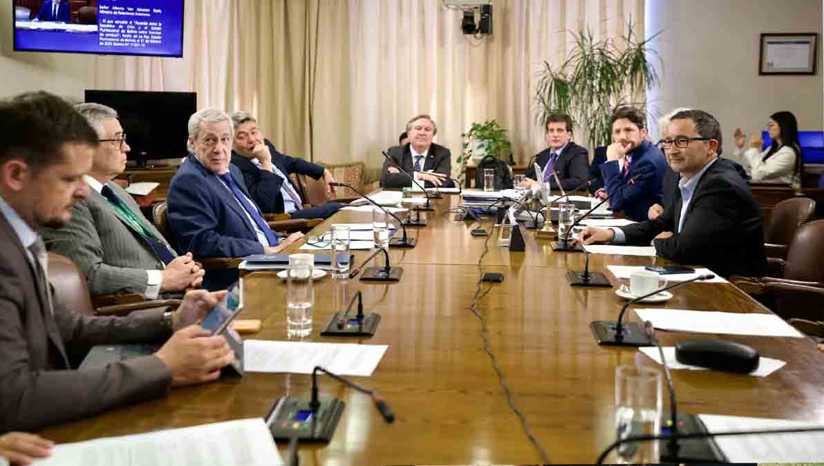 El canciller de Chile, Alberto van Klaveren, participa de la sesión de la Comisión de Diputados de su país.