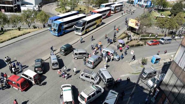 choferes bloquean con sus vehículos en La Paz