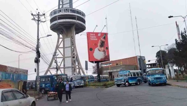 micros impiden en paso de vehículos entre El Alto y La Paz