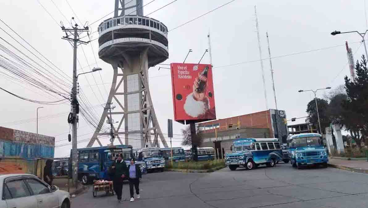 micros impiden en paso de vehículos entre El Alto y La Paz