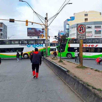 choferes bloquean las principal avenidas y calles en El Alto