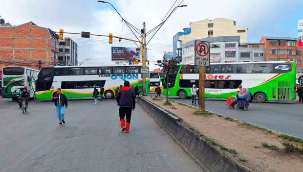 choferes bloquean las principal avenidas y calles en El Alto