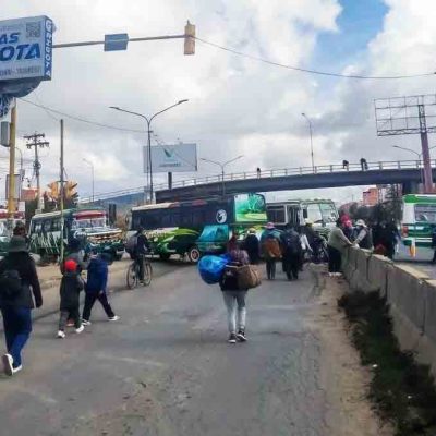 choferes bloquean con sus vehículos una avenida en El Alto