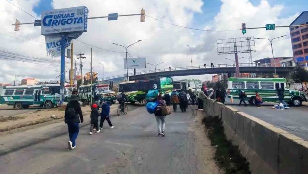 choferes bloquean con sus vehículos una avenida en El Alto
