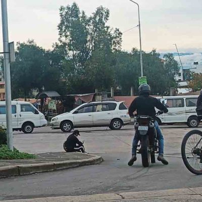 choferes bloquean con sus vehículos las calles en Cochabamba