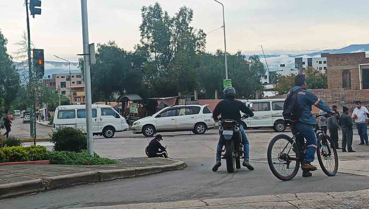choferes bloquean con sus vehículos las calles en Cochabamba