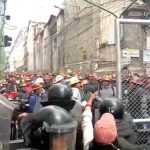 marchistas intentan ingresar por la fuerza a la plaza Murillo