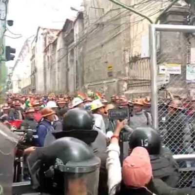 marchistas intentan ingresar por la fuerza a la plaza Murillo
