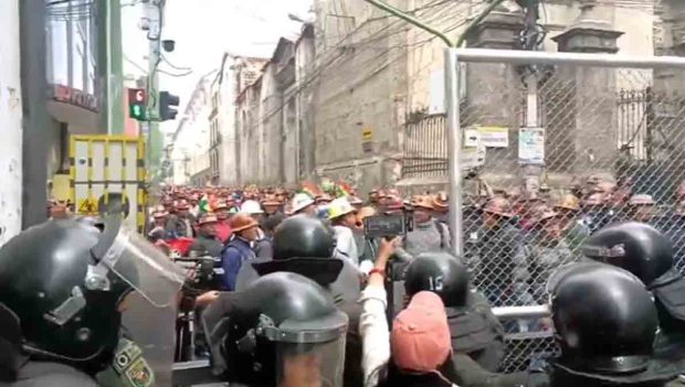 marchistas intentan ingresar por la fuerza a la plaza Murillo