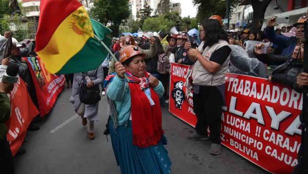 una ama de casa minera ingresa a la FSTMB para instalar el piquete de huelga de hambre