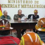 autoridades del Ministerio de Minería en reunión con las cooperativas mineras