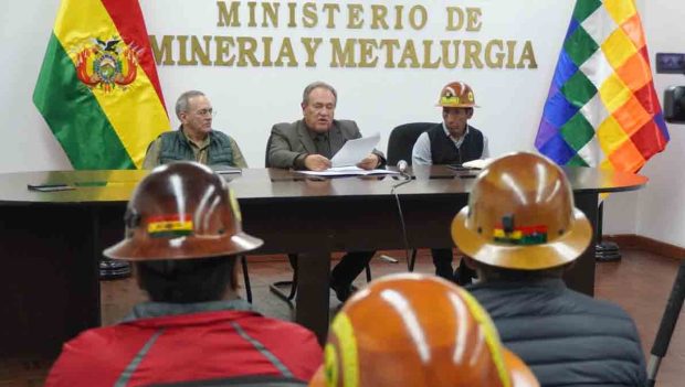autoridades del Ministerio de Minería en reunión con las cooperativas mineras