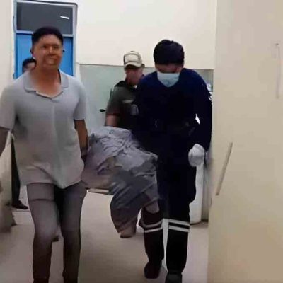 el cuerpo de uno de los fallecidos es trasladado a la morgue