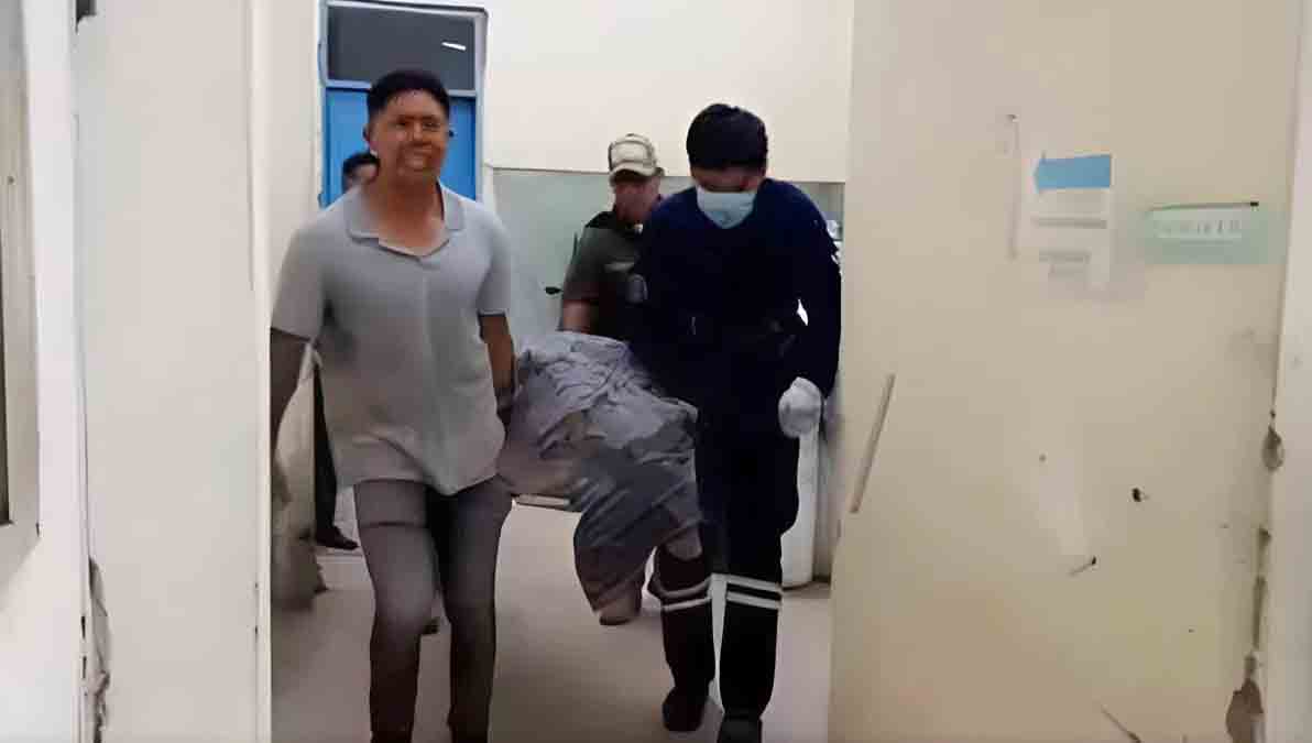 el cuerpo de uno de los fallecidos es trasladado a la morgue