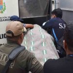 el cuerpo de uno de los fallecidos es introducido al vehículo de Homicidios de la Felcc