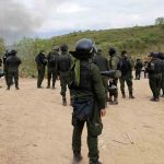 efectivos policías en el botadero de Cotapachi