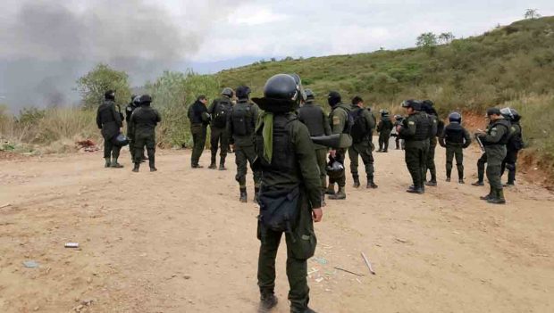 efectivos policías en el botadero de Cotapachi